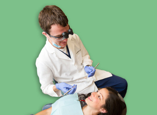 Dentista trabajando en paciente
